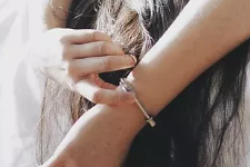 受寒引发寒湿凝滞型痛经，穴位按揉+艾灸，通经止痛