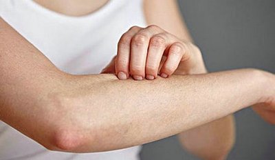 皮肤瘙痒、风团、麻疹、过敏？按揉这三个穴位，疏散风热，缓解瘙痒