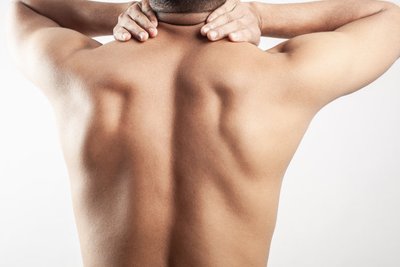 后背酸麻胀痛怎么办，通过简单的按摩，就能达到缓解效果